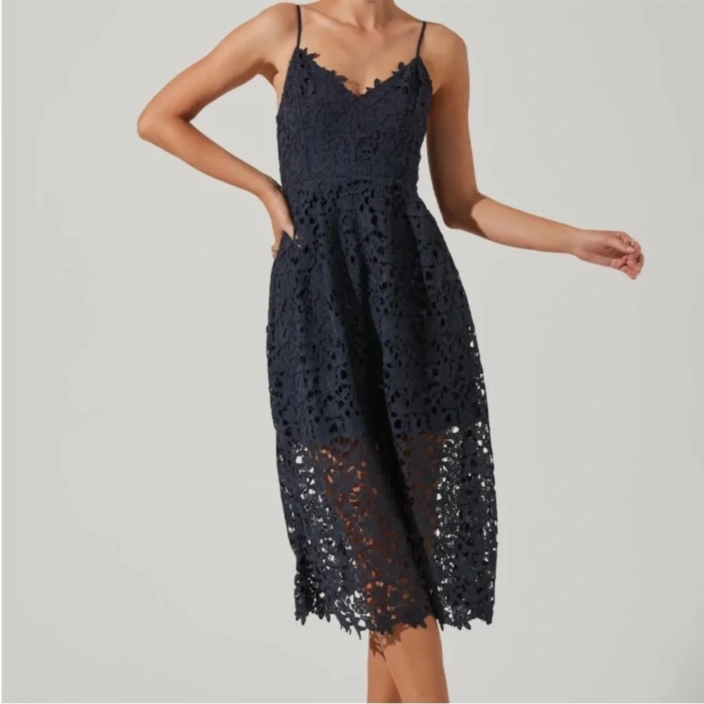 ASTR the label LACE A LINE MIDI DRESS - Picture 2 of 12